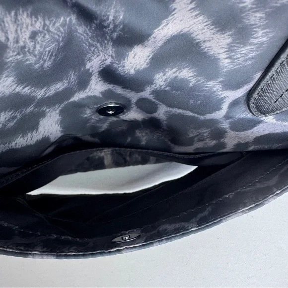 Michael Kors Leopard Print Travel Tote NWT Carry On Luggage Sleeve Shoulder Bag - Picture 9 of 11